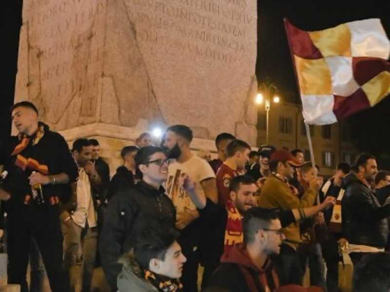 I festeggiamenti dei tifosi romanisti per la vittoria contro il Barcellona (foto LaPresse)