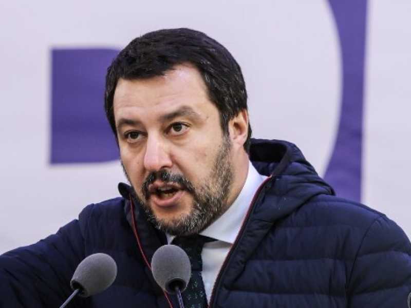 Matteo Salvini impugna il Vangelo durante un comizio elettorale in piazza Duomo a Milano