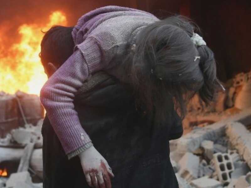 Una foto scattata a Duma, vicino Damasco, dopo un bombardamento convenzionale nel 2015. La zona &egrave; stata per anni fuori dal controllo governativo e sabato &egrave; stata colpita con armi chimiche (Reuters)