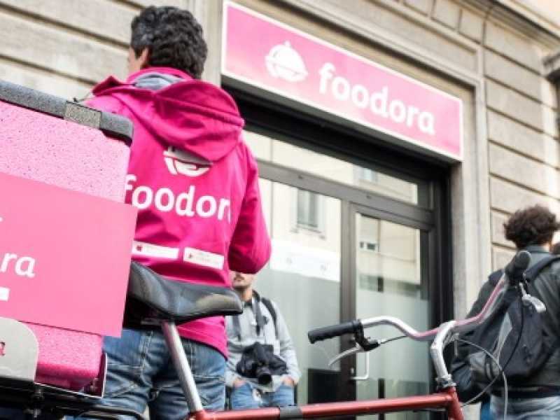 Uno sciopero di riders a Milano nel 2016. Foto LaPresse