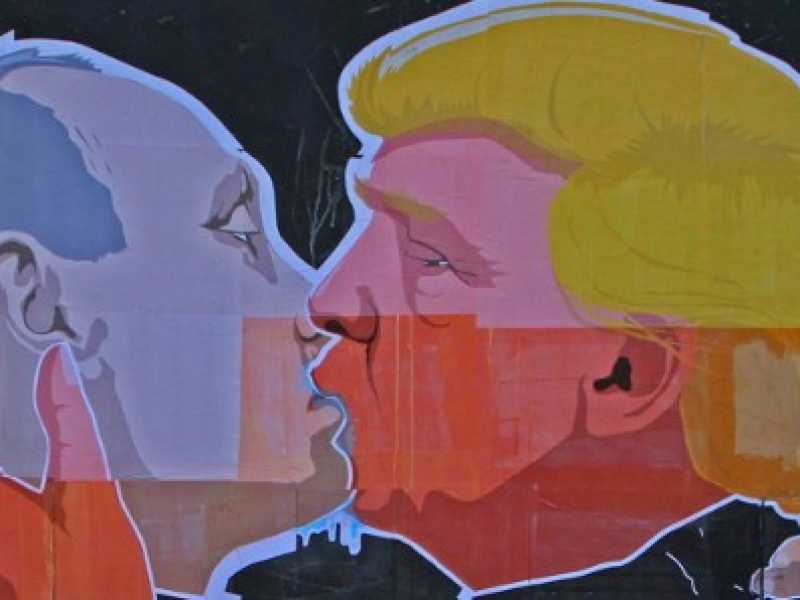 Trump bacia Putin in un murale a Vilnius (foto LaPresse)