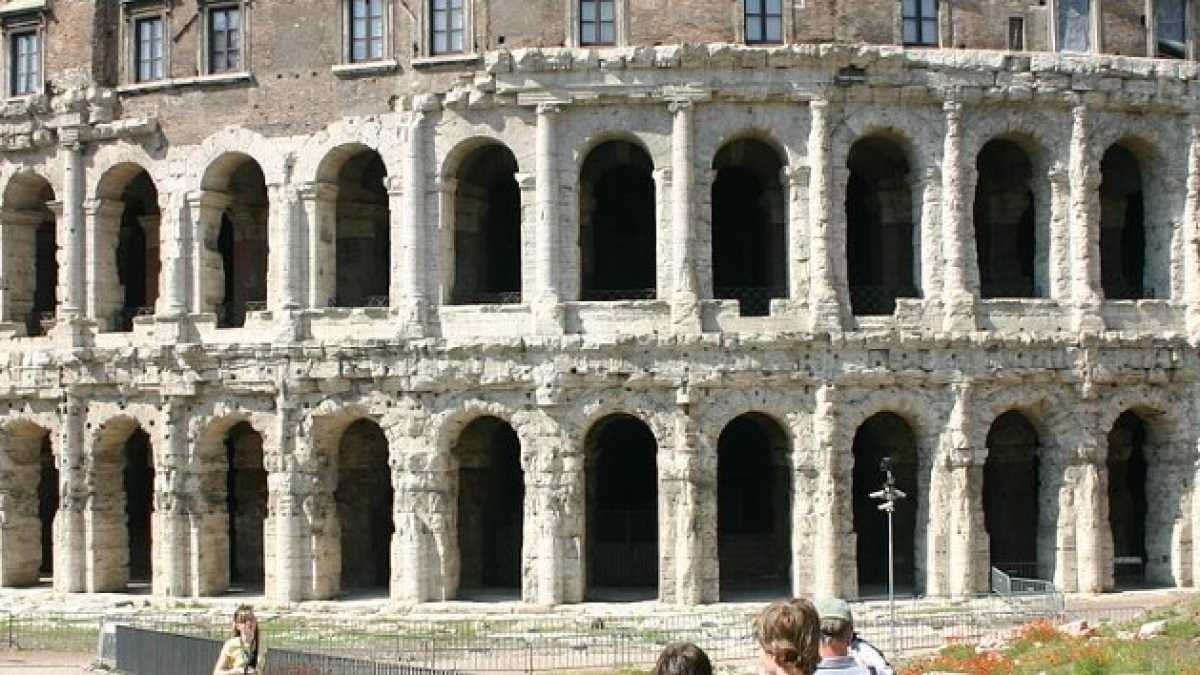 Immagine di Visita al Teatro Marcello, dove nasce lo schema del teatro classico romano
