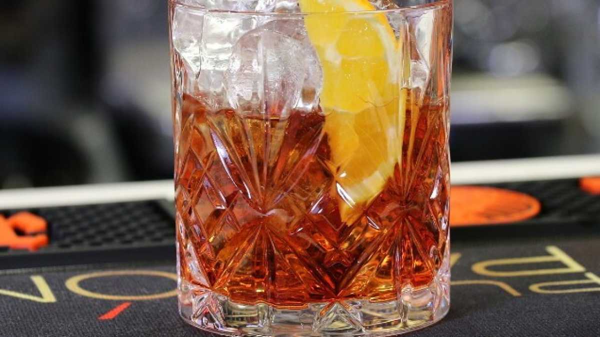 Immagine di Mia moglie dice che dovrei moderami con i Negroni. Nonostante Lega e M5s
