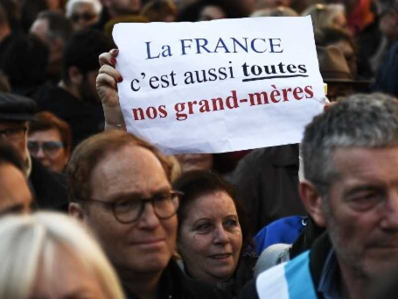 Una manifestazione a Parigi in memoria di Mireille Knoll. Foto LaPresse