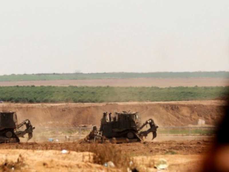 Mezzi dell'esercito israeliano vicino a Gaza (foto LaPresse)