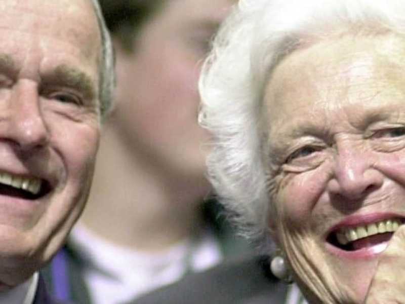 Barbara Bush con il marito George nel 2000 (foto LaPresse)