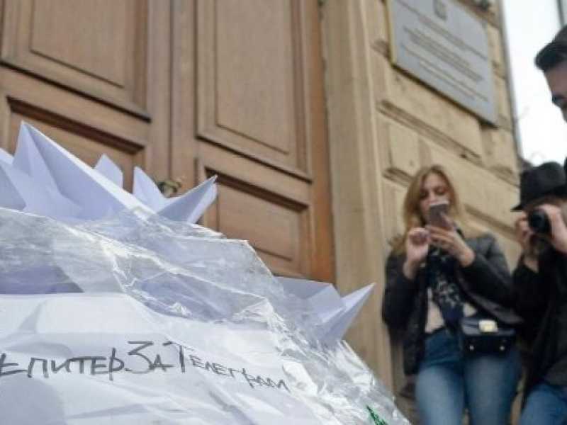 Un attivista del movimento giovanile Vesna riempie una borsa con duemila aeroplani di carta, simbolo di Telegram, durante un flash-mob vicino all'edificio Roskomnadzor a San Pietroburgo (LaPresse)