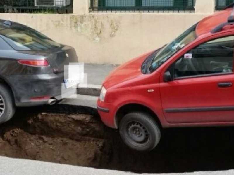 La voragine che si &egrave; aperta sulla Circonvallazione Appia a Roma (foto Ufficio Stampa Vigili del Fuoco/LaPresse)