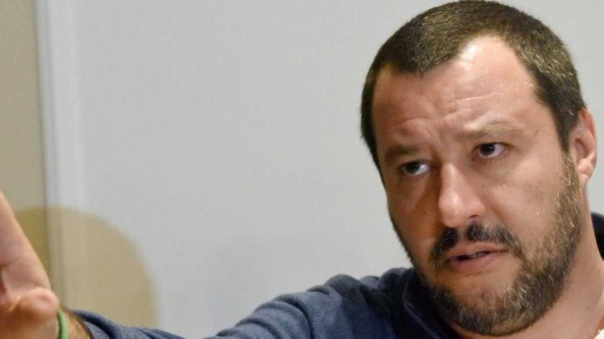 Immagine di Hitler e il Triangolo delle Bermuda di Salvini