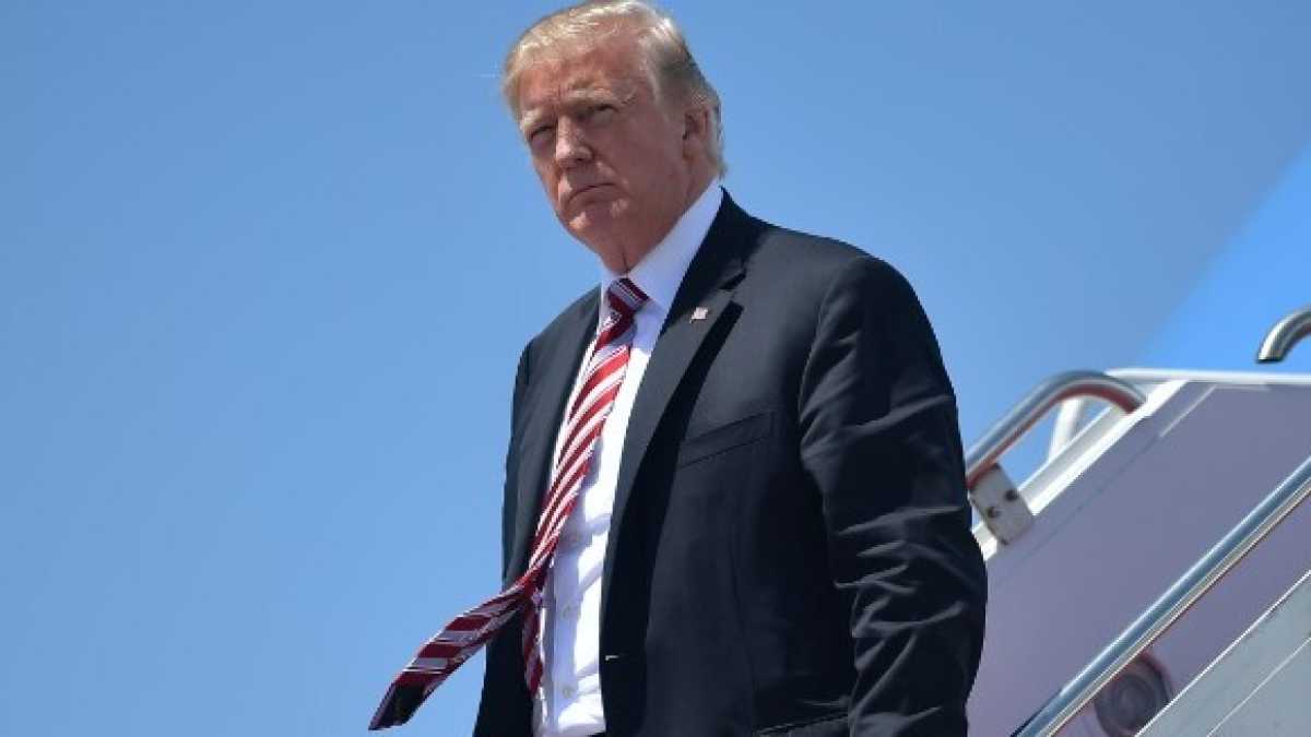 Immagine di Trump usa le prove del nemico per mostrare la sua innocenza