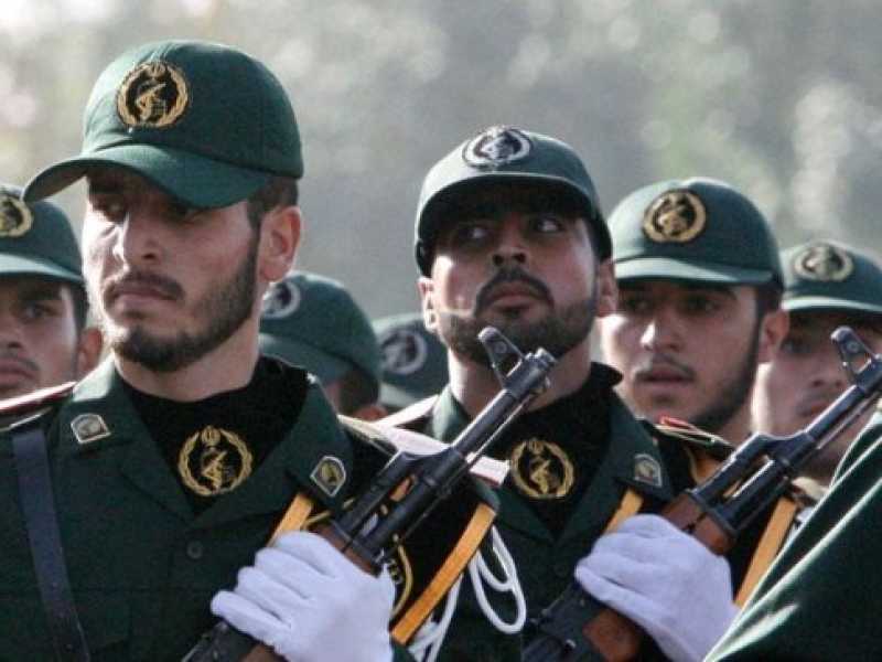 Una compagnia di Guardie rivoluzionarie iraniane in marcia
