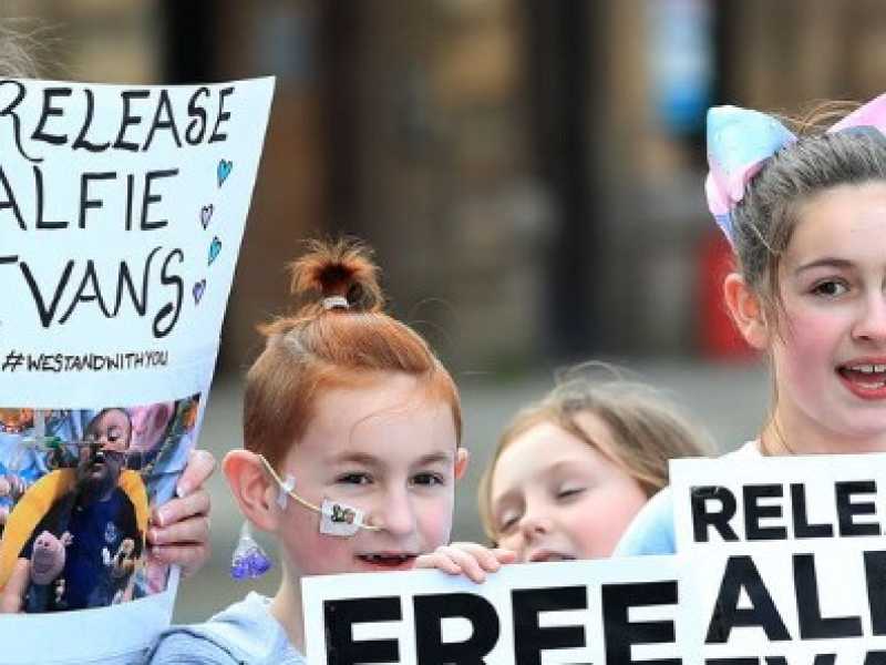 Un gruppo di sostenitori dei genitori di Alfie Evans (foto LaPresse)