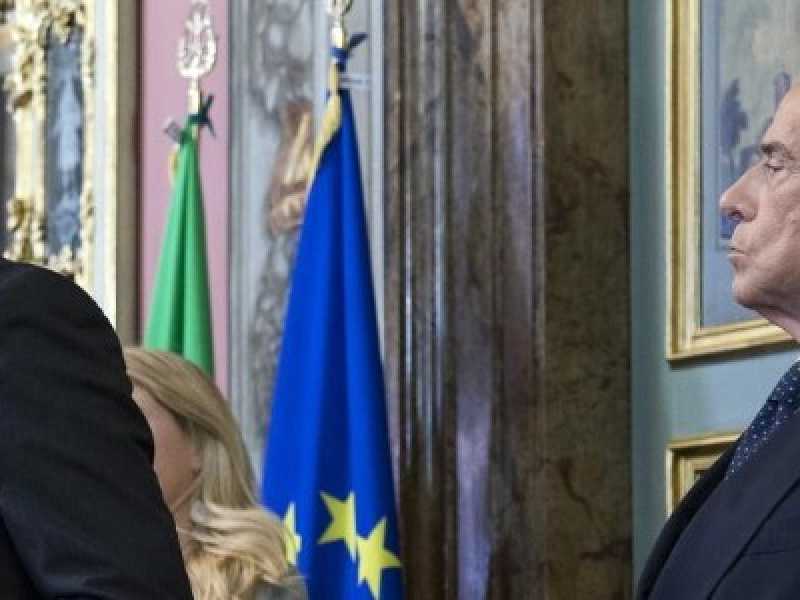 Silvio Berlusconi a Larino, in Molise (Foto LaPresse)