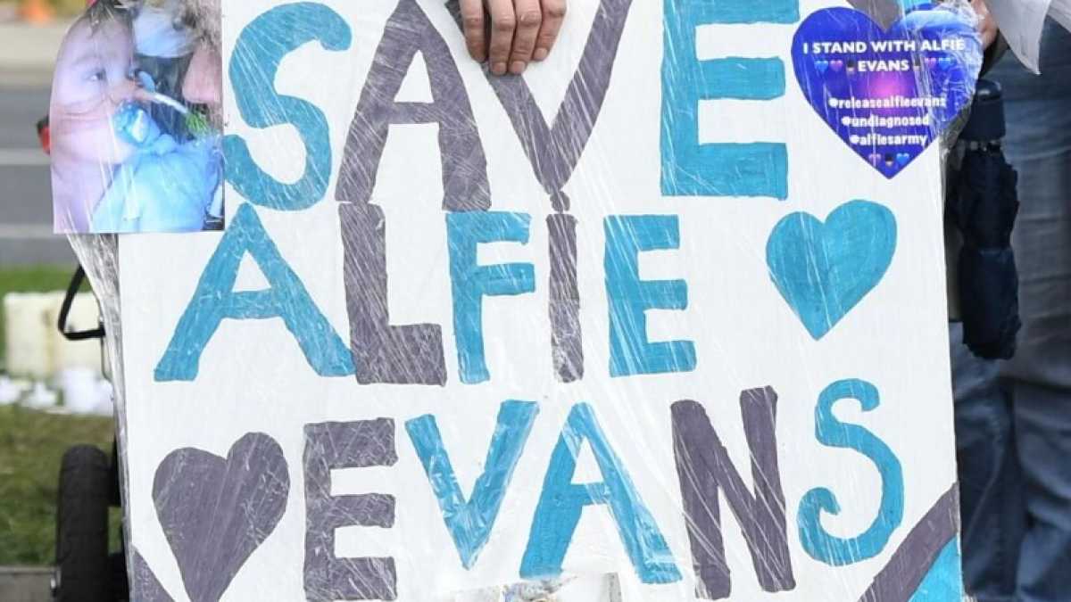 Immagine di L'esecuzione di Alfie Evans è rinviata. Per ora