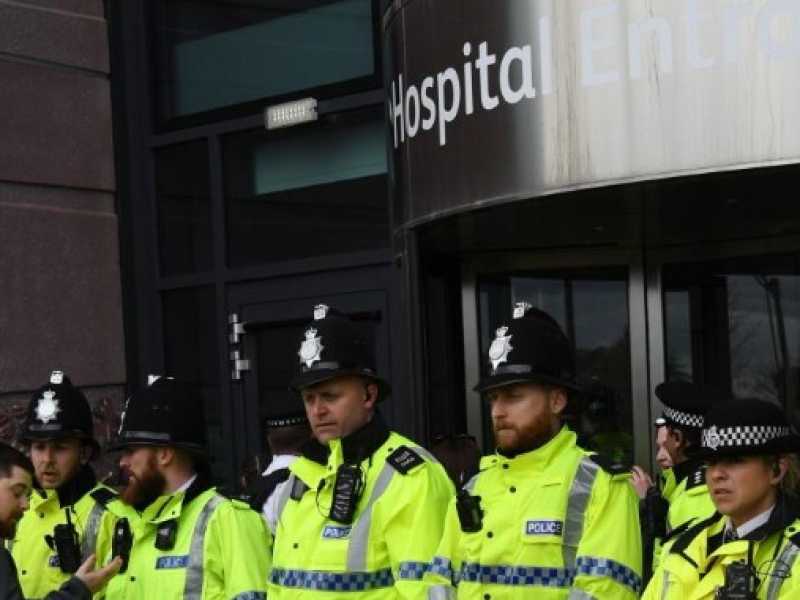 La polizia schierata davanti all'ospedale di Liverpool dove &egrave; ricoverato il piccolo Alfie Evans (foto LaPresse) 