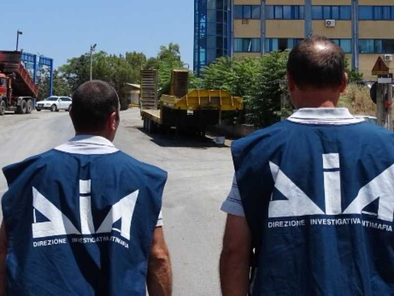 Agenti della Dia in procinto di notificare un sequestro di beni in Sicilia. In basso, Silvana Saguto, ex presidente delle Misure di prevenzione, attualmente sotto processo a Caltanissetta