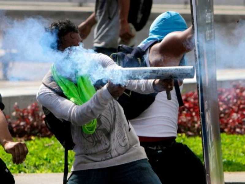 Nicaragua, proteste contro la riforma della previdenza sociale: scontri tra polizia e manifestanti (foto LaPresse)