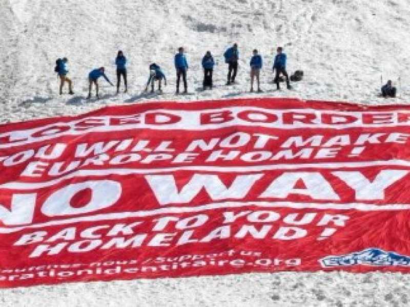 Gli attivisti del gruppo di ultradestra francese G&eacute;n&eacute;ration identitaire manifestano sul Colle della Scala (foto LaPresse)
