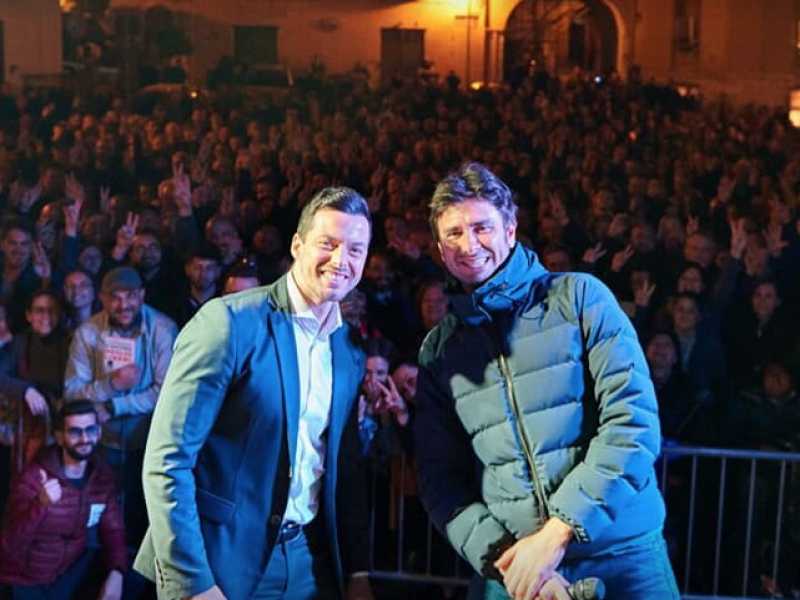 Andrea Greco e Alessandro DI Battista durante la campagna elettorale in Molise (Foto da Facebook)