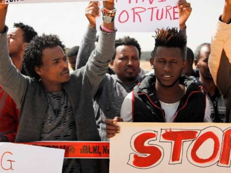 Una manifestazione contro l'espulsione dei migranti a Holot. Foto LaPresse