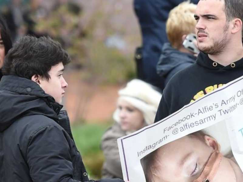 Proteste all'esterno dell'ospedale di Liverpool (LaPresse)