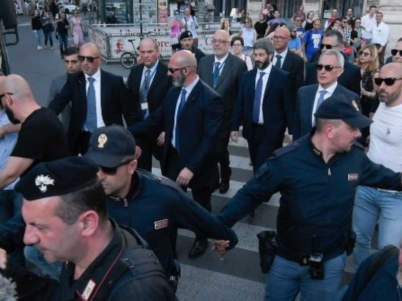 Roberto Fico si dirige al Quirinale a piedi, circondato da uomini della polizia e dei Carabinieri (foto LaPresse)