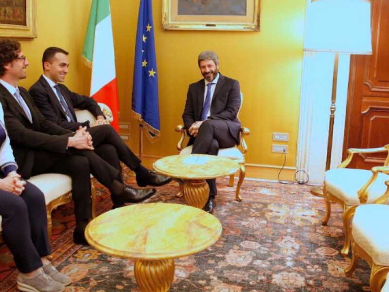 Di Maio, coi due capigruppo Toninelli e Grillo, a colloquio con Fico