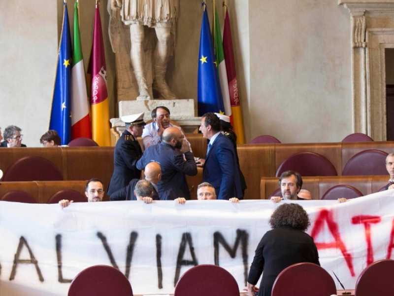La protesta dei lavoratori Atac in Aula Giulio Cesare (Foto LaPresse)
