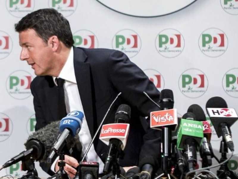 Matteo Renzi durante la conferenza stampa in cui ha annunciato le sue dimissioni da segretario Pd (foto LaPresse)