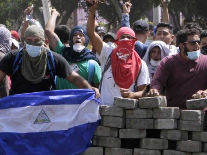Gli scontri e le proteste degli studenti a Managua (foto LaPresse)