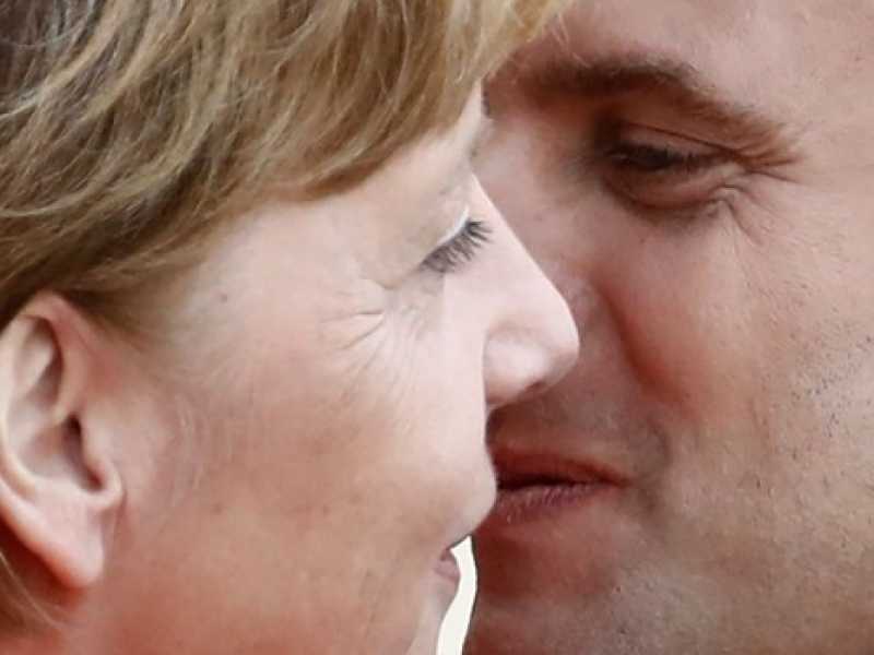 Angela Merkel con Emmanuel Macron (foto LaPresse)