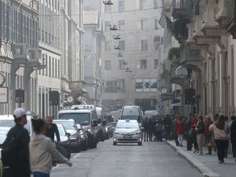 Via Montenapoleone a Milano. Foto LaPresse