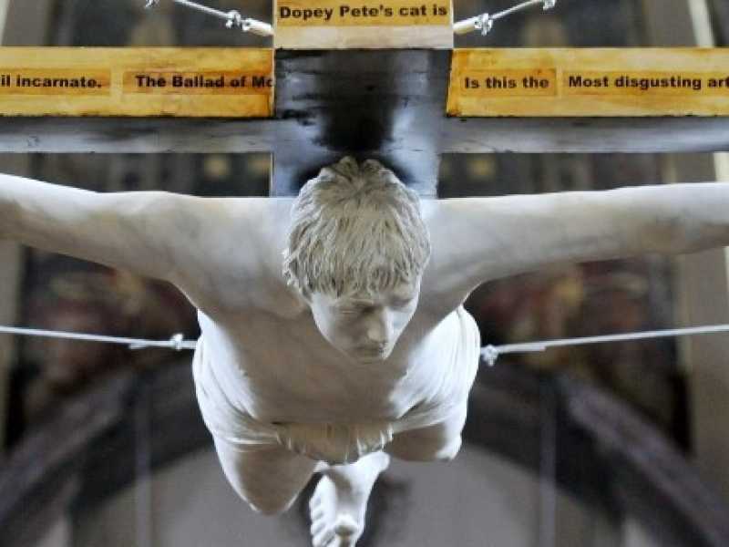 Una statua a grandezza naturale di Pete Doherty crocifisso, appesa nel 2015 nella chiesa di St Marylebone a Londra come parte di una mostra temporanea