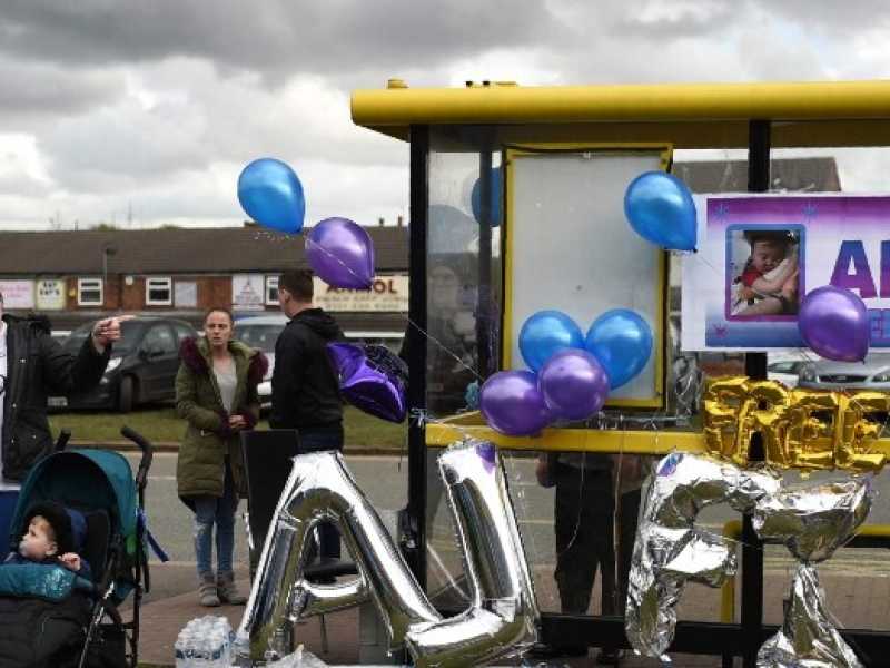 Regno Unito, il supporto ad Alfie Evans fuori dall'ospedale di Liverpool (foto LaPresse)