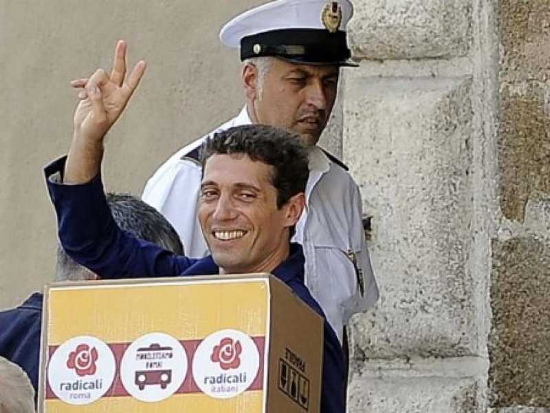 11 agosto 2017, Riccardo Magi consegna in Campidoglio le firme per il referendum su Atac (foto LaPresse)