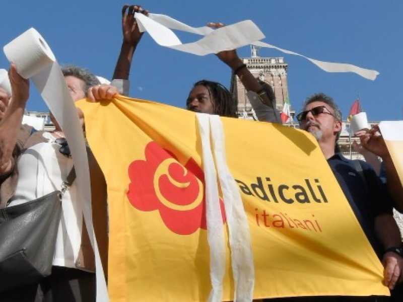 Una manifestazione in Campidoglio dei Radicali italiani, promotori del referendum Atac. Foto LaPresse