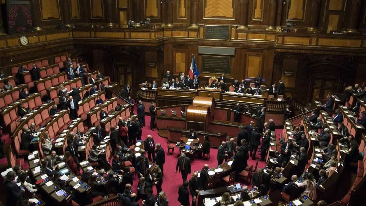 Immagine di A braghe calate verso il vincolo di mandato?