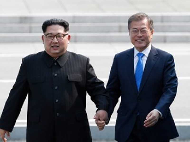 Kim Jong-un e Moon Jae-in mentre si stringono la mano sul confine (korea.net)