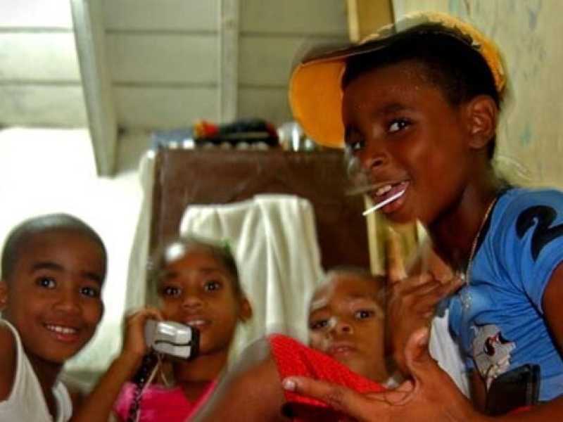 Un gruppo di bambini all'Havana (foto LaPresse)