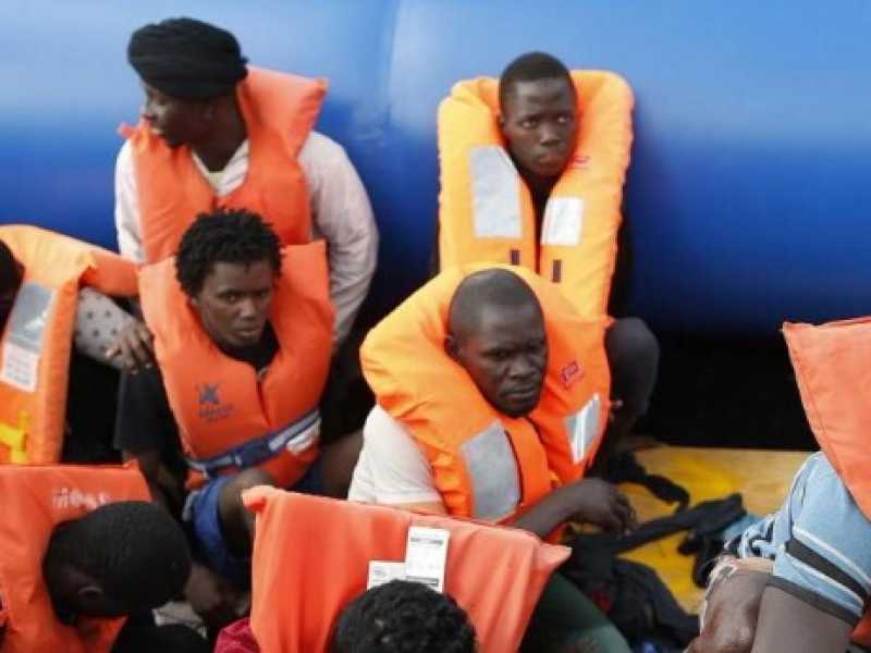 Le operazione di salvataggio di 433 migranti al largo della costa libica (foto LaPresse)