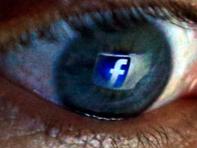 Il logo di Facebook riflesso nell'occhio di una persona (foto LaPresse)