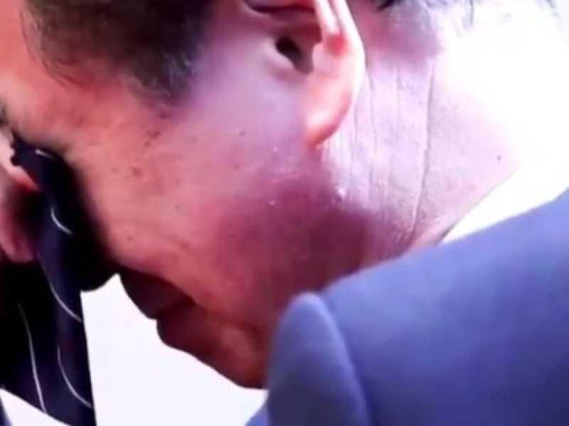 Suh Hoon si asciuga le lacrime mentre  Kim e Moon si stringono la mano
