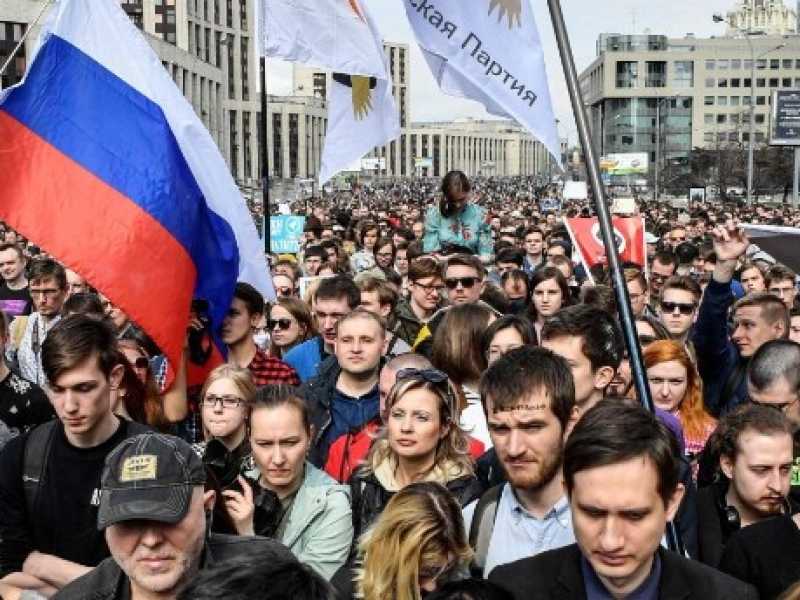 Contro il blocco di Telegram e la censura sono scese in piazza a Mosca centinaia di persone. Foto LaPresse