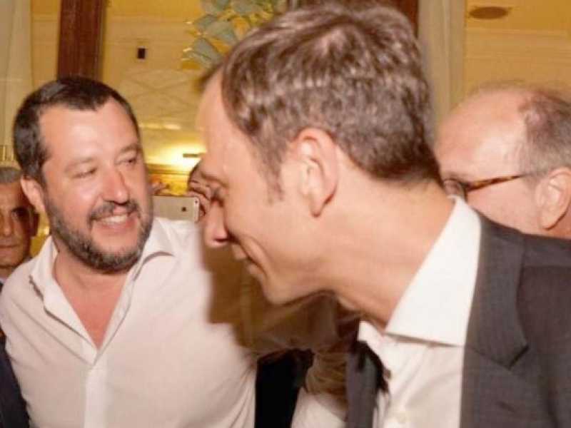 Silvio Berlusconi stringe la mano a Massimiliano Fedriga con Matteo Salvini (foto LaPresse)