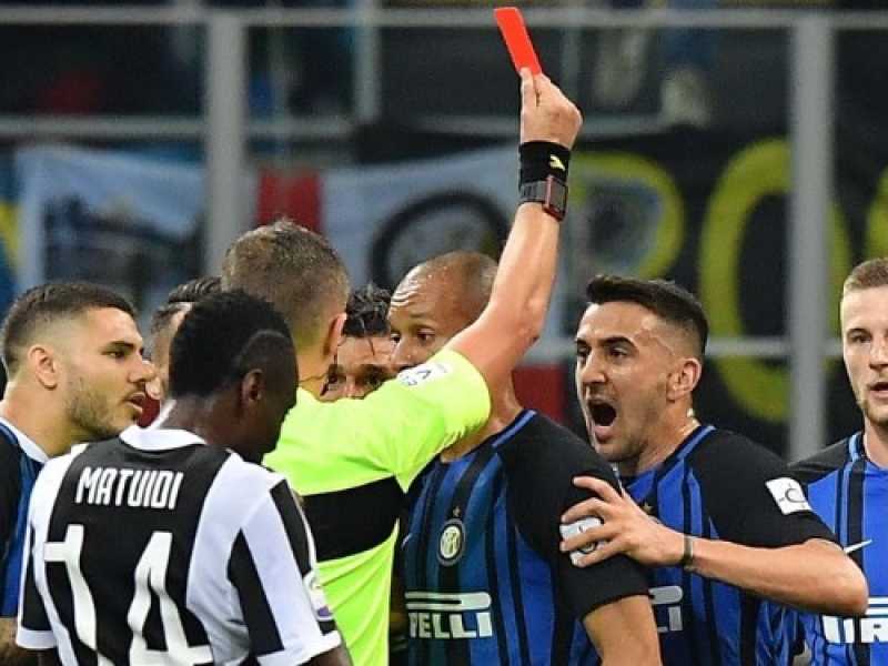L'arbitro Orsato espelle Vecino durante Inter-Juventus (foto LaPresse)