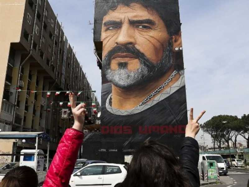 Il murales di Maradona a Napoli (foto LaPresse)