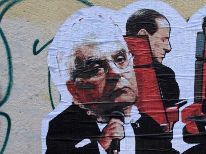 Un'opera di street art che ritrae il Presidente della Repubblica Sergio Mattarella, Matteo Renzi e Silvio Berlusconi (foto LaPresse)