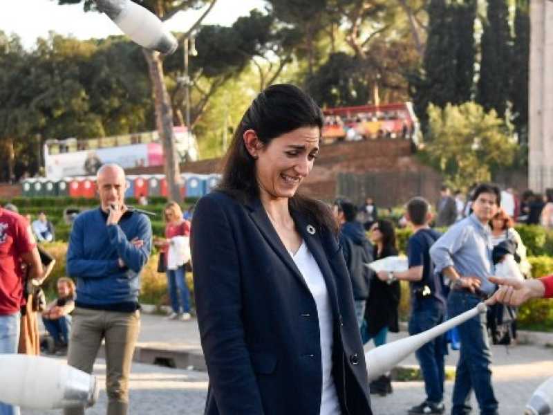 Virginia Raggi con i giocolieri in via Petroselli a Roma (foto LaPresse)