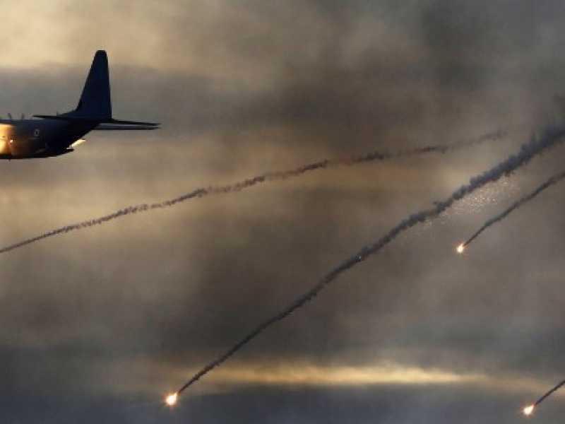 Un C-130 israeliano lancia alcuni flare per ingannare la contraerea nemica durante un&rsquo;esercitazione nel dicembre 2017 (foto Reuters)