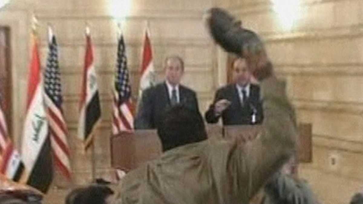 Immagine di Ricordate il tiratore di scarpe vs Bush?